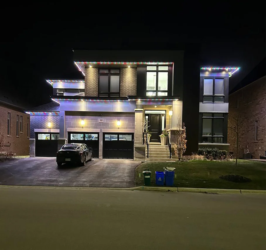 Beautiful outdoor holiday lights in Richmond Hill, ON professionally installed for the season